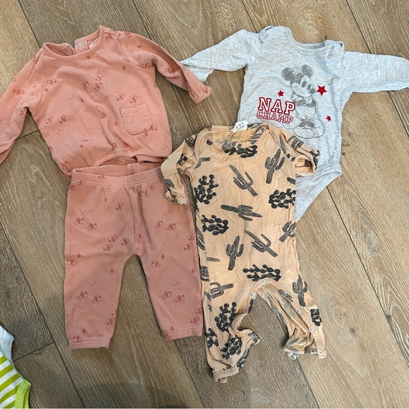 Lot of size 3-6 month baby clothes short sleeve long sleeve onsies - Picture 2 of 4